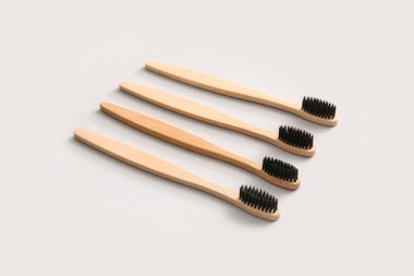 Gri arkaplanda birçok bambu diş fırçası