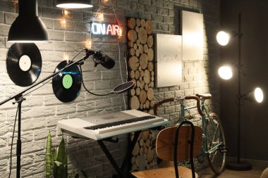 Geceleri sentezleyici ve parlayan lambalar ile kayıt stüdyosunun içi