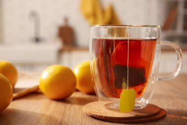 Mutfaktaki masada limonlu bir bardak siyah çay.