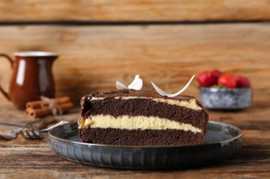 Ahşap arka planda çikolata parçalı bir tabak.