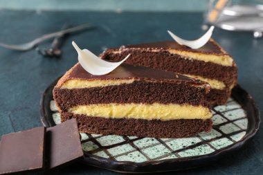 Mavi arka planda çikolata parçalı bir tabak.