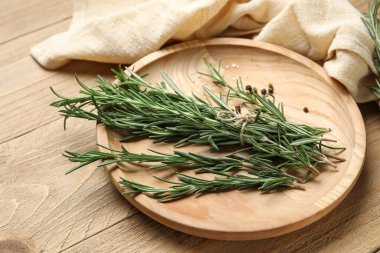 Taze biberiyeli tabaklar, ahşap arka planda tuz ve biber, yakın plan.