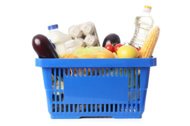 Beyaz arka planda farklı taze ürünleri olan mavi alışveriş sepeti.