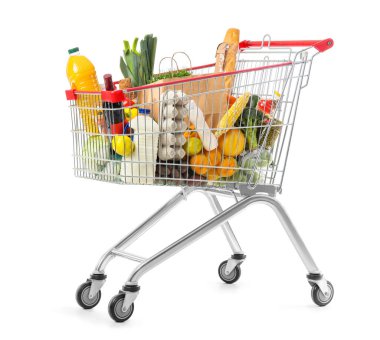 Beyaz arka planda farklı taze ürünleri olan alışveriş arabası.