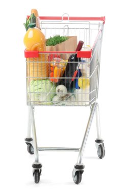 Beyaz arka planda farklı taze ürünleri olan alışveriş arabası.