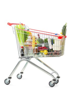Beyaz arka planda farklı taze ürünleri olan alışveriş arabası.