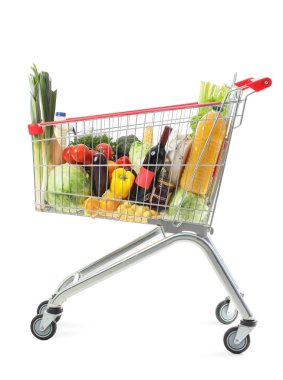 Beyaz arka planda farklı taze ürünleri olan alışveriş arabası.