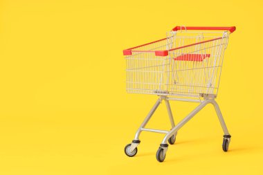 Sarı arka planda alışveriş arabası