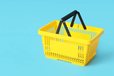 Mavi arka planda sarı alışveriş sepeti