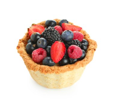 Beyaz arka planda farklı taze böğürtlenli tatlı tart.