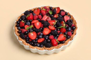 Sarı arka planda farklı taze meyveli tatlı tart.