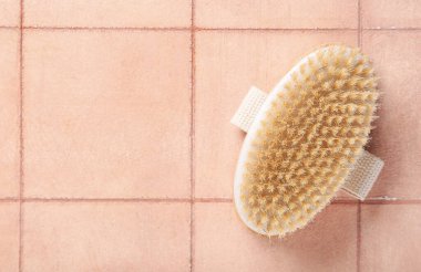 Bej fayanslı vücut masajı fırçası