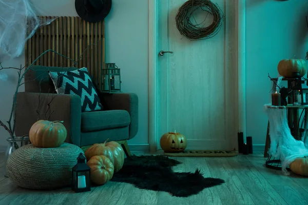 Koridorun içi Cadılar Bayramı için kapı, koltuk ve balkabaklarıyla süslenmiş.