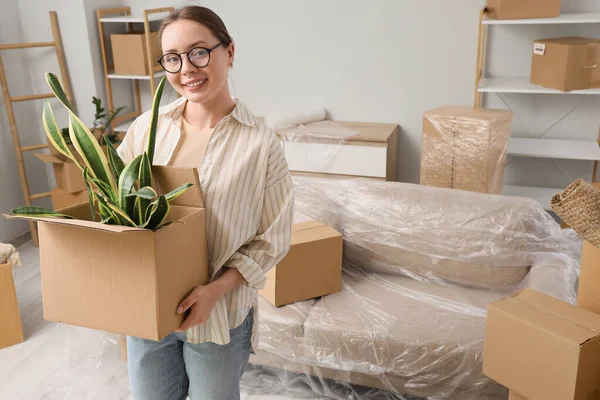 Taşındığı gün odasında kutu olan genç bir kadın.