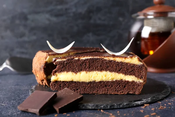 Koyu arkaplanda çikolatalı pasta parçaları olan siyah tahta.