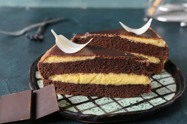 Mavi arka planda çikolata parçalı bir tabak.