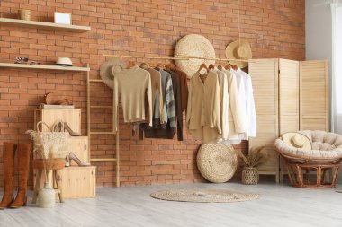 Modern butiğin içinde şık kadın kıyafetleri ve aksesuarları var.