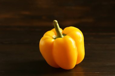 Ahşap arka planda sarı dolma biber