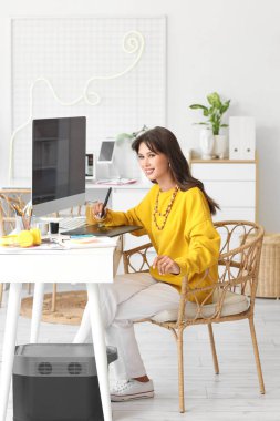 Ofiste çalışan kadın grafik tasarımcısı