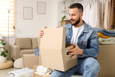 Soyunma odasında dolabı olan genç bir adam.