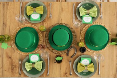 Leprikon şapkaları, at nalı ve yoncalarla servis edilen şenlik masası. Aziz Patrick Günü kutlaması