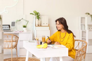 Ofiste çalışan kadın grafik tasarımcısı