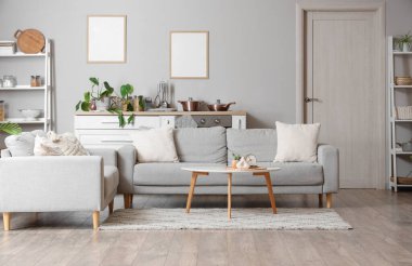 Rahat kanepeleri olan modern açık mutfak.