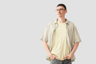 Beyaz arka planda gözlüklü genç adam.