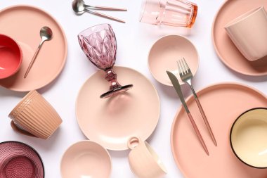 Gri arkaplanda gümüş çatal bıçak seti olan güzel bir masa.