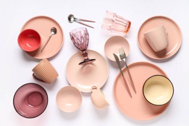 Gri arkaplanda gümüş çatal bıçak seti olan güzel bir masa.