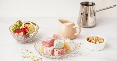 Hafif arka planda lezzetli Türk zevkleriyle dolu kaseler