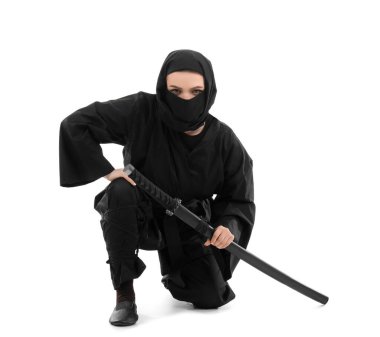 Beyaz kılıçlı kadın ninja.