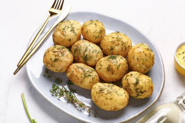 Beyaz arka planda dereotlu haşlanmış bebek patatesler.