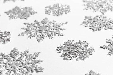 Gri arkaplanda güzel kar taneleri