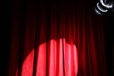 Kırmızı perdede parlayan spot ışıkları