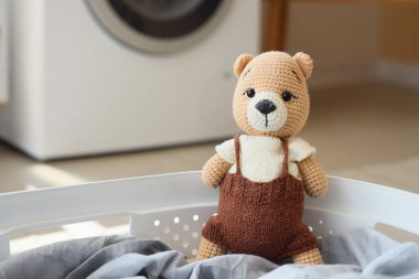 Oyuncak ayı çamaşır sepetinde, yakın plan.