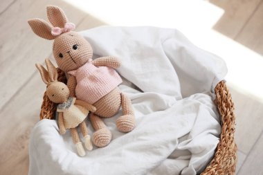 Oyuncak tavşanlarla dolu çamaşır sepeti, yakın plan.