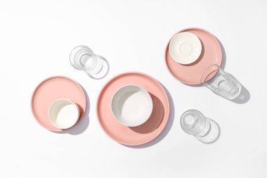 Gri arkaplanda farklı temiz tabaklar ve bardaklar