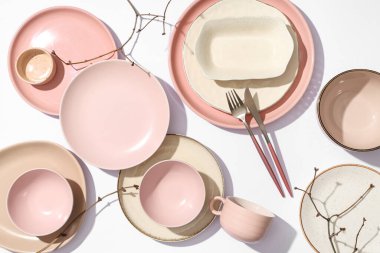 Gri arkaplanda dalları olan güzel masa ayarları