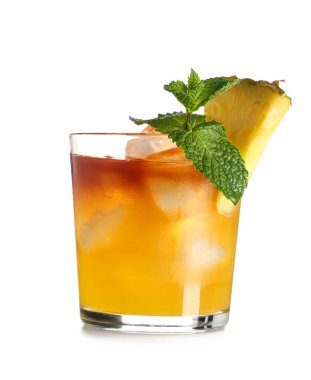 Beyaz arka planda ananas ve nane aromalı bir bardak lezzetli Mai Tai kokteyli.