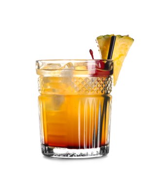 Beyaz arka planda vişne ve ananasla süslenmiş bir bardak lezzetli Mai Tai kokteyli.