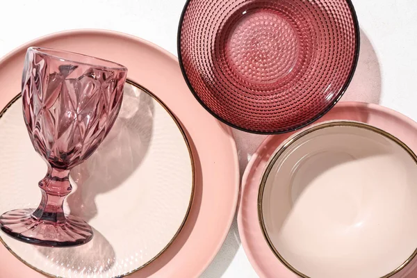 Beyaz zemin üzerinde cam olan farklı temiz tabaklar