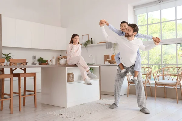 Mutlu baba, çocuklarıyla mutfakta eğleniyor.