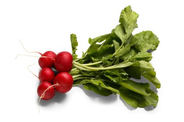 Beyaz arka planda yeşil yapraklı bir grup taze turp.