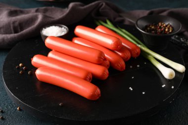 Lezzetli ince sosisli ve yeşil soğanlı pano, yakın plan.