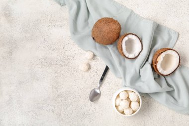 Hindistan cevizi ve kase, beyaz çikolata şekerli ışık masası.