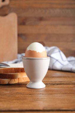 Ahşap arka planda haşlanmış tavuk yumurtası.