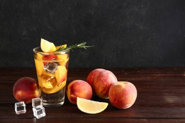 Tahta masada biberiyeli taze şeftalili limonata.