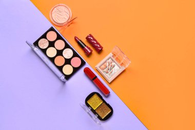 Güzel göz falı paletleri ve renkli arka planda farklı dekoratif kozmetikler.