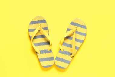 Sarı arka planda çizgili terlikler